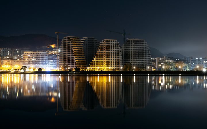 Tiranë at night